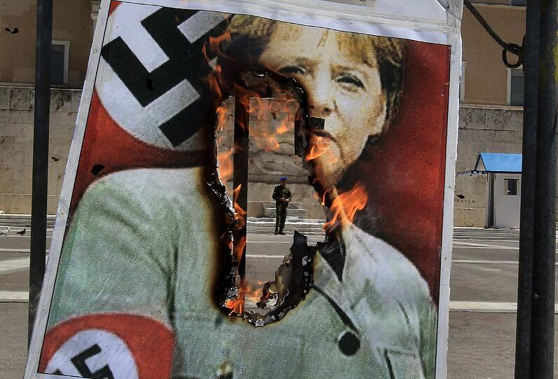 Kanzlerin Angela Merkel wird in Griechenland immer wieder mit Nazi-Vergleichen verunglimpft.