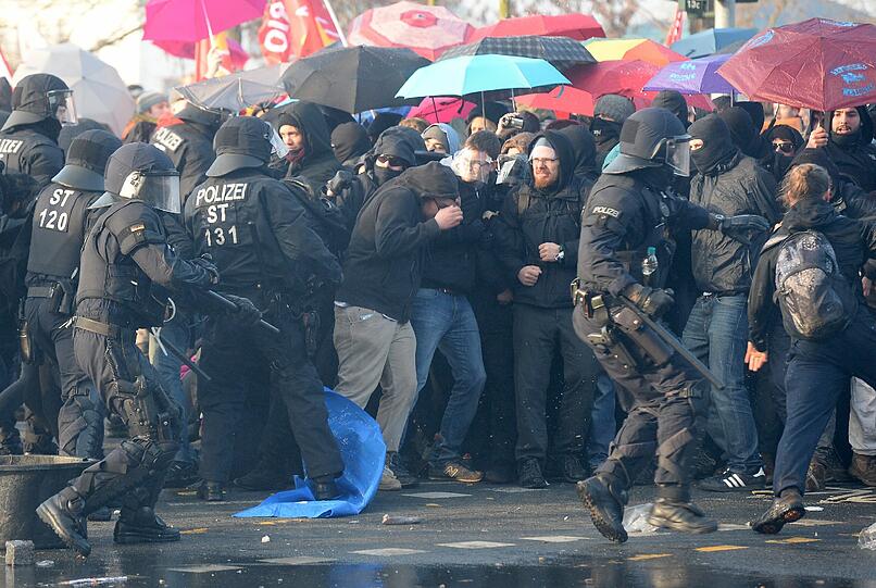 Der Protesttag der kapitalismuskritischen Blockupy-Bewegung hat in Frankfurt mit einer Welle der Gewalt begonnen