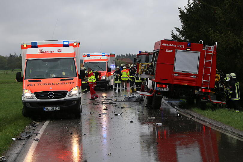 Mit voller Wucht krachten der Mercedes und der VW-Kastenwagen zusammen. Mindestens eine Person wurde bei dem Unfall schwer verletzt.