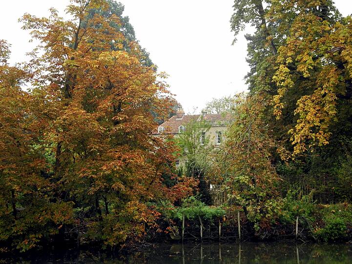 Dem Hollywoodstar und der Anwältin ist in dem kleinen Dorf in der Grafschaft Berkshire jedoch offenbar kaum jemand bisher begegnet.