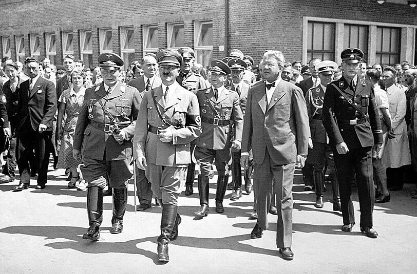 Adolf Hitler bei seinem Besuch im BMW-Werk Milbertshofen im Juli 1935. Ihn begleitet in vorderster Reihe mit Anzug und Fliege: Franz Josef Popp, der damalige Geschäftsführer der Motorenwerke.