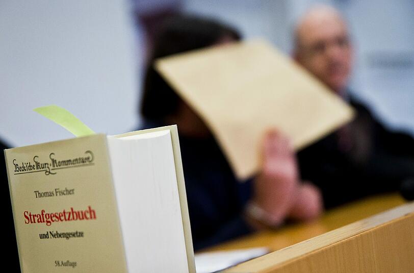 Vor dem Landgericht Hanau sind zwei Männer angeklagt, die 2013 mit einem weiteren Komplizen nachts einen Fahrkartenautomaten in Wittighausen in Baden-Württemberg in die Luft gejagt hatten. Dabei wurde ein Mensch getötet. Foto: Frank Rumpenhorst/Archiv