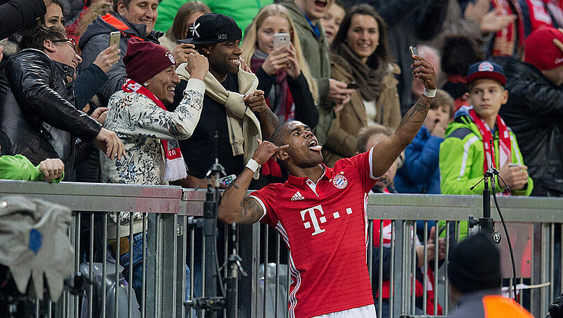 Douglas Costa über seinen Jubel: "Ich wollte mit dem Selfie nur sagen: Ich bin zurück! Ich kann unserem Team endlich wieder helfen!" Douglas Costa über seinen Jubel: "Ich wollte mit dem Selfie nur sagen: Ich bin zurück! Ich kann unserem Team endlich wieder helfen!"