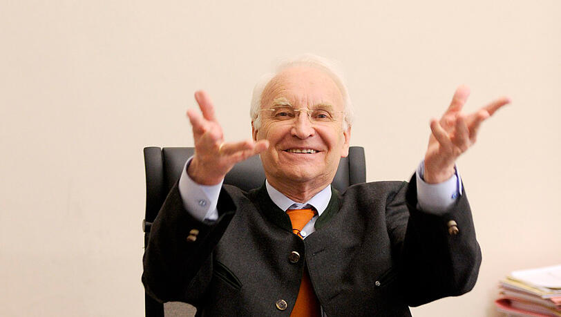 "Wir sind heute eine Marke in der Welt wie Real Madrid, der FC Barcelona und Manchester United", sagt Edmund Stoiber, Aufsichtsratsmitglied des FC Bayern. "Wir sind heute eine Marke in der Welt wie Real Madrid, der FC Barcelona und Manchester United", sagt Edmund Stoiber, Aufsichtsratsmitglied des FC Bayern.