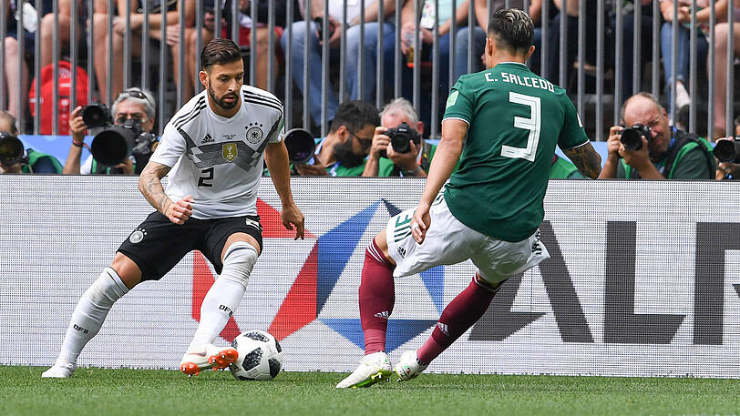 MARVIN PLATTENHARDT, Note 4:
Einer der "ärmsten Hunde". Kam wegen Hectors Grippe im Auftaktspiel gegen Mexiko unverhofft zum Einsatz, wurde im Spielaufbau von den Kollegen geschnitten. Ohne viele Ballkontakte, aber wenigstens ohne große Patzer.