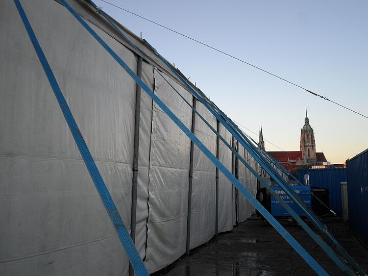 Die Zeltstadt fürs Tollwood-Winterfestival wächst. Zwei der "fliegenden Bauten" stehen bereits.