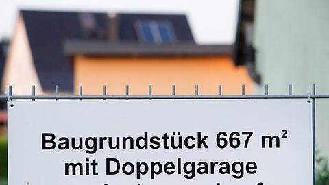 Verkaufsschild im Landkreis Vorpommern-Greifswald: Die Einwohner Mecklenburg-Vorpommerns haben im vergangenen Jahr im Schnitt 111 Euro Grundsteuer an ihre Kommune gezahlt.