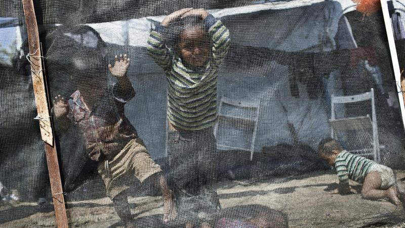 Kinder spielen im Flüchtlingslager Moria auf der griechischen Ägäisinsel Lesbos. Deutschland darf Asylbewerber in ein anderes europäisches Land abschieben, auch wenn das Sozialsystem dort mangelhaft ist. Kinder spielen im Flüchtlingslager Moria auf der griechischen Ägäisinsel Lesbos. Deutschland darf Asylbewerber in ein anderes europäisches Land abschieben, auch wenn das Sozialsystem dort mangelhaft ist.