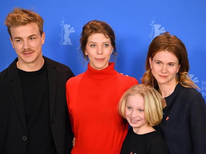 Albrecht Schuch (l-r), Regisseurin Nora Fingscheidt, Helena Zengel und Lisa Hagmeister beim Photocall zum Film "Systemsprenger" in Berlin.
