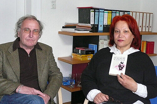 Erheben Plagiatsvorwürfe: Autorin Gabriele Presber, die ihr Buch in der Hand hält, neben Anwalt Günther Kreuzhage.
