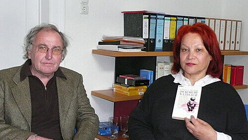 Erheben Plagiatsvorwürfe: Autorin Gabriele Presber, die ihr Buch in der Hand hält, neben Anwalt Günther Kreuzhage. Erheben Plagiatsvorwürfe: Autorin Gabriele Presber, die ihr Buch in der Hand hält, neben Anwalt Günther Kreuzhage.