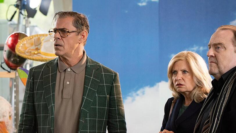 "Die Kanzlei: Wechselspiel": Schauspieler Bodo Rickert (Sven Martinek, l.) und Isabel von Brede (Sabine Postel) wundern sich über die wahren Hintergründe des Vorfalls.