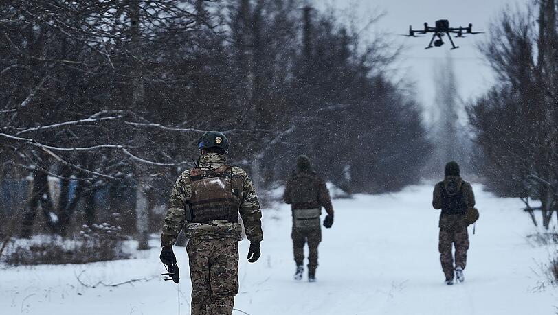 Ukrainische Soldaten verfolgen eine Drohne nahe der Frontlinie.