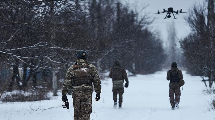 Ukrainische Soldaten verfolgen eine Drohne nahe der Frontlinie.