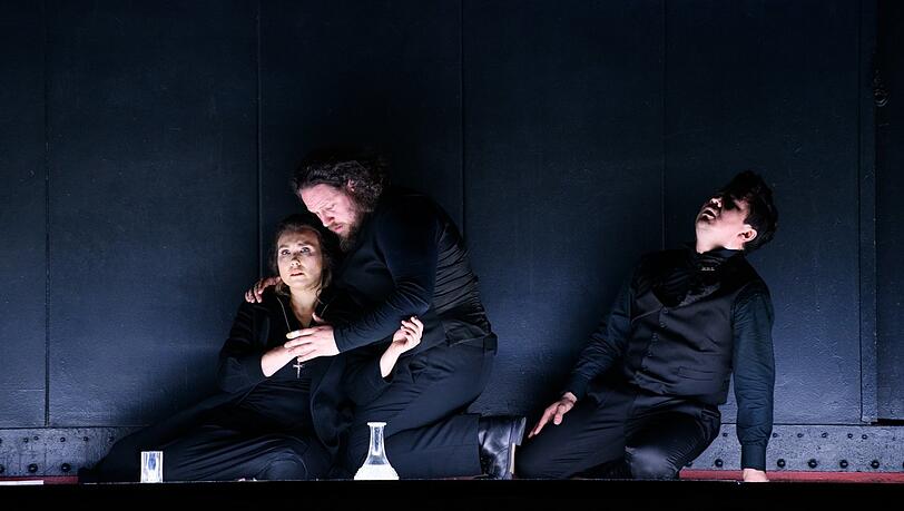 Jennifer O'Loughlin (Luisa), Matija Meić (Miller) und Jenish Ysmanov (Rodolfo) in "Luisa Miller". Jennifer O'Loughlin (Luisa), Matija Meić (Miller) und Jenish Ysmanov (Rodolfo) in "Luisa Miller".