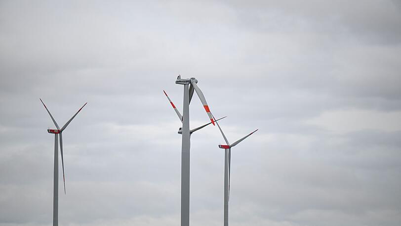 Bei einer Windkraftanlage in der Nähe von Temmenhausen an der Autobahn 8 sind nur zwei Rotorblätter zu sehen.