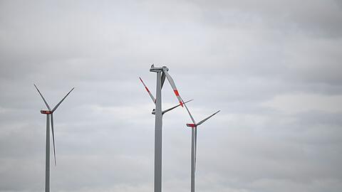 Bei einer Windkraftanlage in der Nähe von Temmenhausen an der Autobahn 8 sind nur zwei Rotorblätter zu sehen.