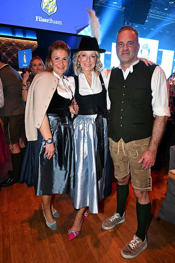 Gastro-Paar Maria und Florian Lechner mit Monika Gruber. Gastro-Paar Maria und Florian Lechner mit Monika Gruber.