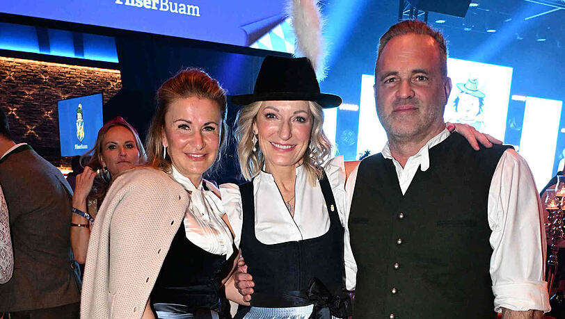 Gastro-Paar Maria und Florian Lechner mit Monika Gruber.