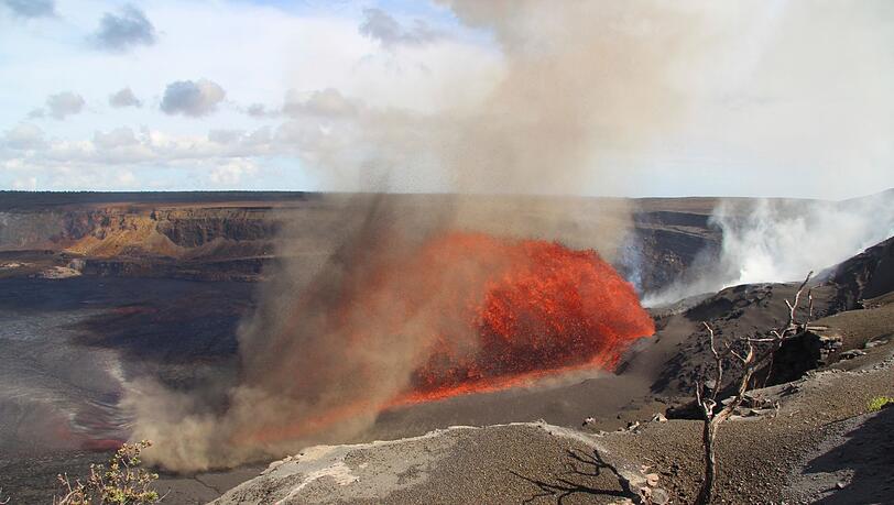 Der Kilauea-Vulkan auf Hawaii spuckt Lavafontänen.