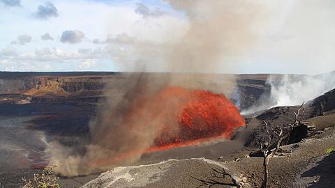 Der Kilauea-Vulkan auf Hawaii spuckt Lavafontänen.