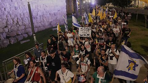 Angehörige der Geiseln werfen der israelischen Regierung vor, die Verschleppten zu opfern.