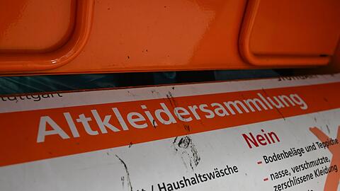 Die junge Frau hat ihre Wertsachen versehentlich in den Altkleidercontainer geworfen. (Symbolbild)