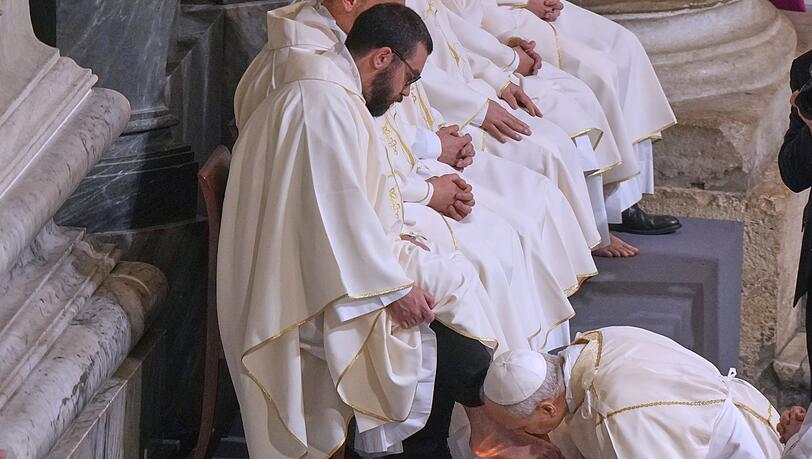 Franziskus hatte H&auml;ftlingen und auch Muslimen und Frauen die F&uuml;&szlig;e gewaschen - Leo legt wieder mehr Wert auf Tradition.