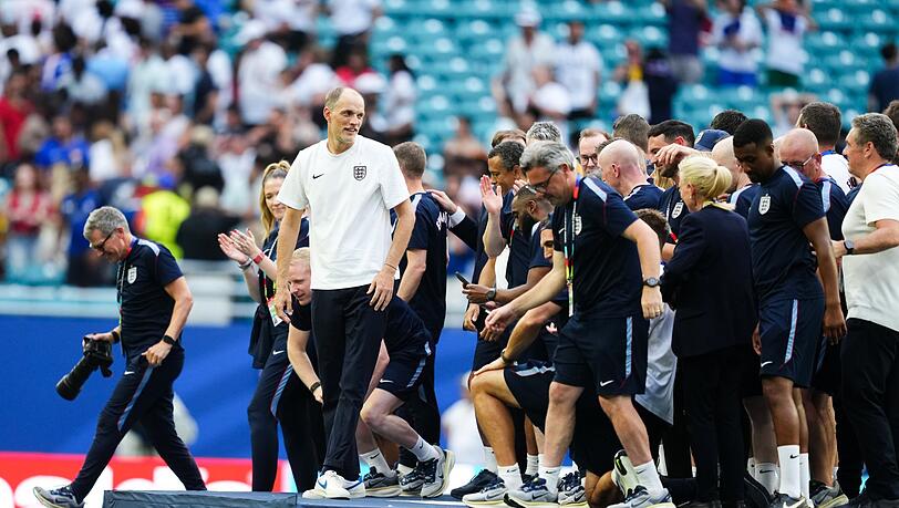 Thomas Tuchel (l) auf dem Podest für den WM-Dritten. Thomas Tuchel (l) auf dem Podest für den WM-Dritten.