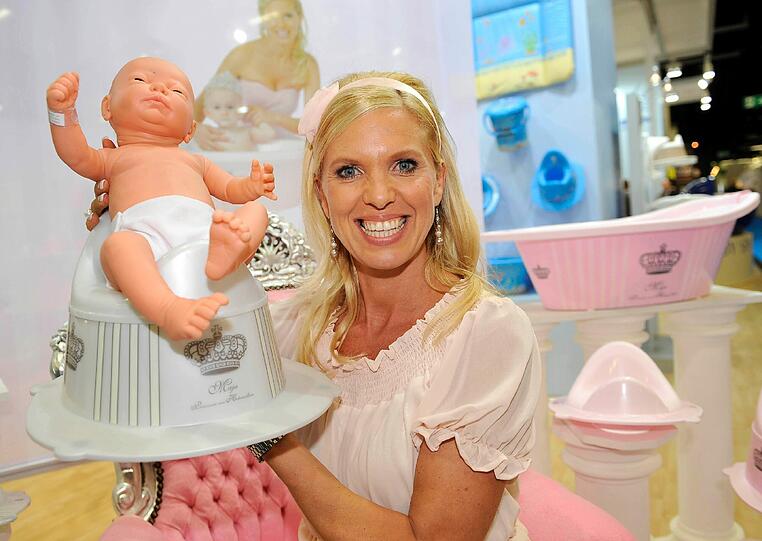 Maja Prinzessin von Hohenzollern präsentiert ihre Baby-Badeline (Badewanne mit Sicherheitseinsatz, Kindertopf, WC-Sitz, Windeleimer und Trittschemel) von der Rotho Baby-Design GmbH.