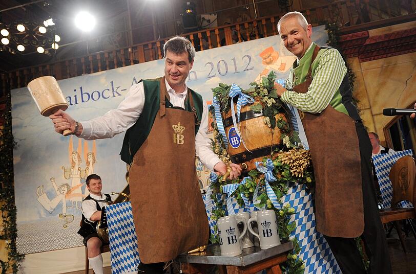 O'zapft is: Söder (l.) und der Direktor der staatlichen Hofbräu, Michael Möller.