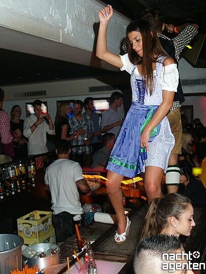 Weiter geht's im Crown's Club. Dort heißt auch am ersten Wiesnsamstag das Motto "Garden & Restaurant". Mehr Bilder gibt's auf www.nachtagenten.de