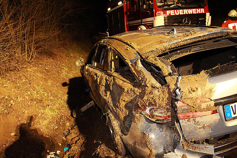 Gestohlener Jaguar überschlägt sich nach Verfolgungsjagd. Die Bilder vom Unfallort.