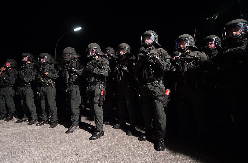 Gepanzerte Einsatzkräfte der Polizei begleiten eine Demonstration in Garmisch-Partenkirchen.