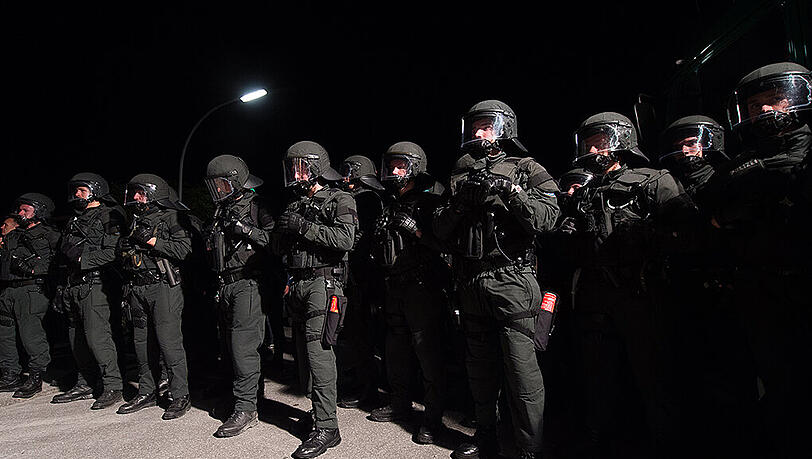Gepanzerte Einsatzkräfte der Polizei begleiten eine Demonstration in Garmisch-Partenkirchen. Gepanzerte Einsatzkräfte der Polizei begleiten eine Demonstration in Garmisch-Partenkirchen.