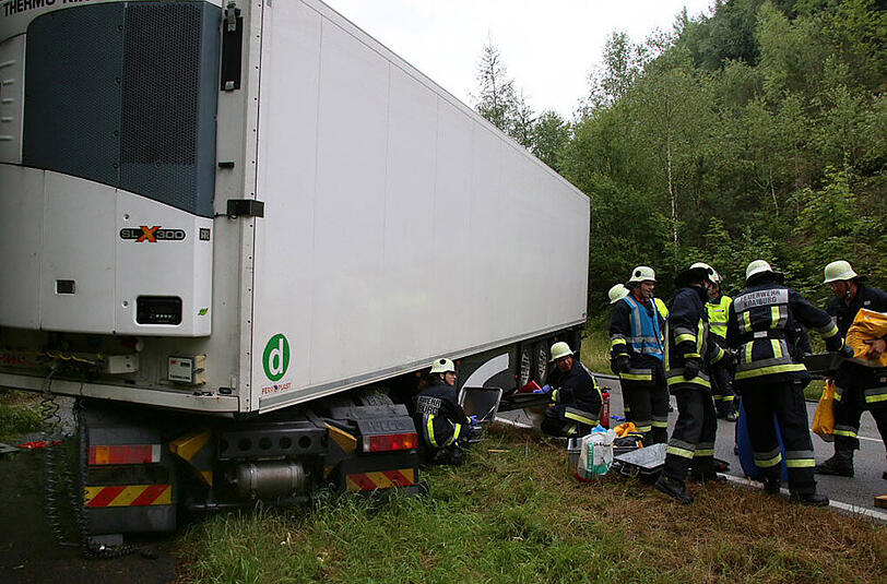 Bilder vom Unfall in Kraiburg, bei dem sich ein leere Sattelschlepper auf einem Berg verkeilte und so die gesamte Straße blockierte.