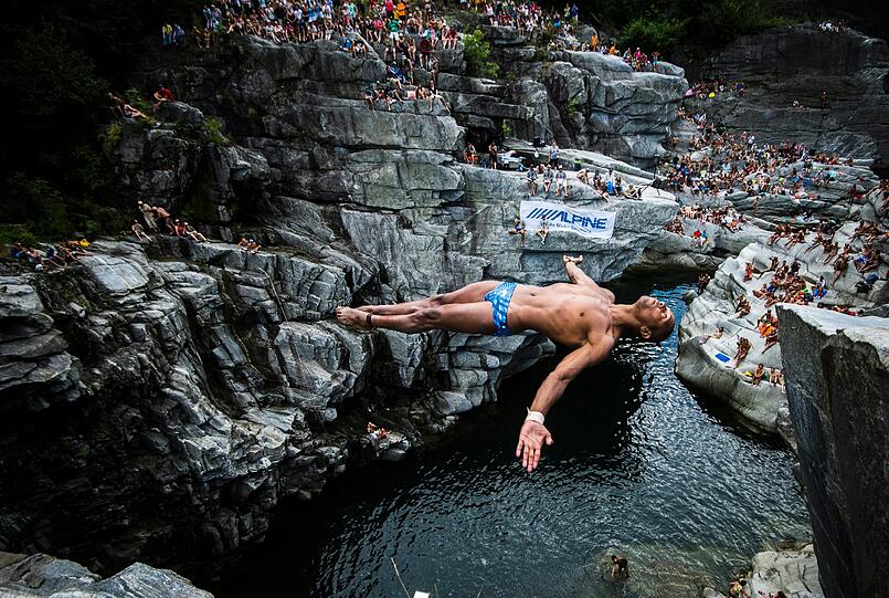 Ein spektakuläres Bild von einem Klippenspringer bei einem Wettbewerb im Juli in Brasilien.