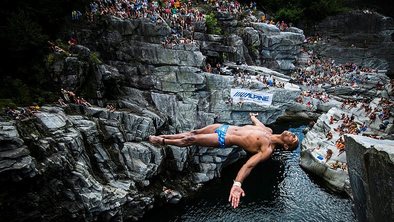 Ein spektakuläres Bild von einem Klippenspringer bei einem Wettbewerb im Juli in Brasilien. Ein spektakuläres Bild von einem Klippenspringer bei einem Wettbewerb im Juli in Brasilien.