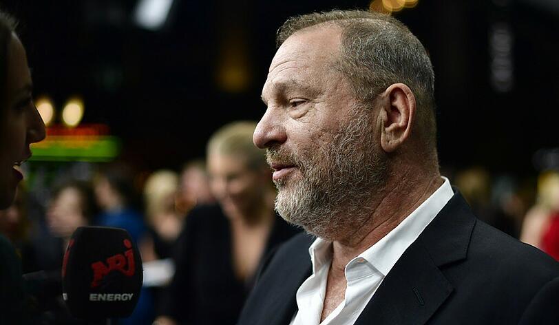 Von Angelina Jolie bis Gwyneth Paltrow: Die Liste der Frauen, die Harvey Weinstein sexuelle Belästigung und Missbrauch vorwerfen wird immer länger. Mittlerweile ermittelt auch schon die New Yorker Staatsanwaltschaft gegen den Hollywood-Mogul.