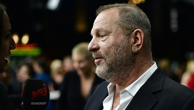 Von Angelina Jolie bis Gwyneth Paltrow: Die Liste der Frauen, die Harvey Weinstein sexuelle Belästigung und Missbrauch vorwerfen wird immer länger. Mittlerweile ermittelt auch schon die New Yorker Staatsanwaltschaft gegen den Hollywood-Mogul.