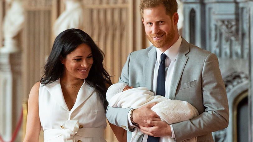 Herzogin Meghan und Prinz Harry haben sich am Mittwoch erstmals mit ihrem Baby gezeigt. Es heißt Master Archie.