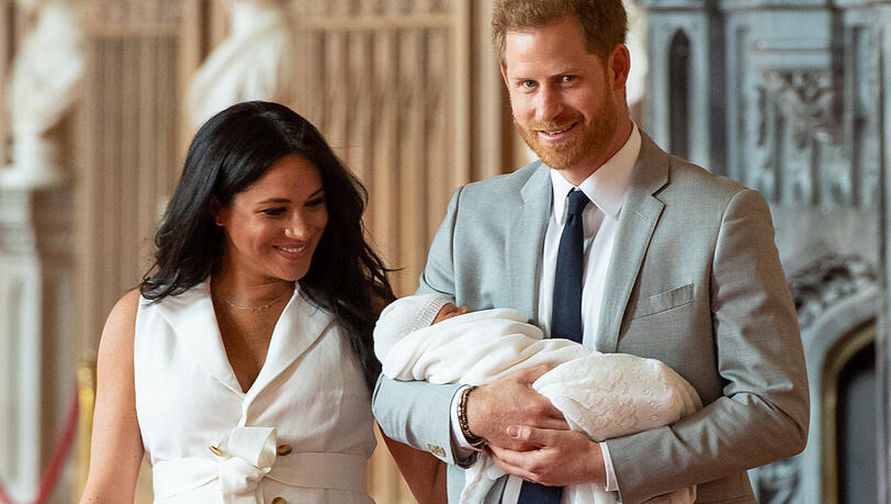 Herzogin Meghan und Prinz Harry haben sich am Mittwoch erstmals mit ihrem Baby gezeigt. Es heißt Master Archie. Herzogin Meghan und Prinz Harry haben sich am Mittwoch erstmals mit ihrem Baby gezeigt. Es heißt Master Archie.