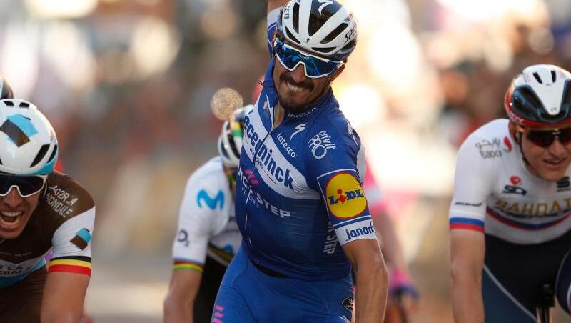 Noch nicht in Bestform: Vorjahressieger des Klassikers Mailand - Sanremo: Julian Alaphilippe (M) aus Frankreich. Noch nicht in Bestform: Vorjahressieger des Klassikers Mailand - Sanremo: Julian Alaphilippe (M) aus Frankreich.