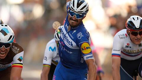 Noch nicht in Bestform: Vorjahressieger des Klassikers Mailand - Sanremo: Julian Alaphilippe (M) aus Frankreich.