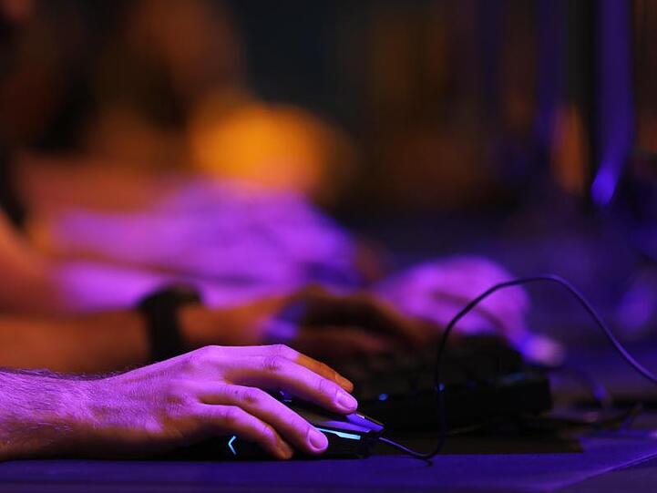 Messebesucher testen auf der Gamescom Computerspiele.