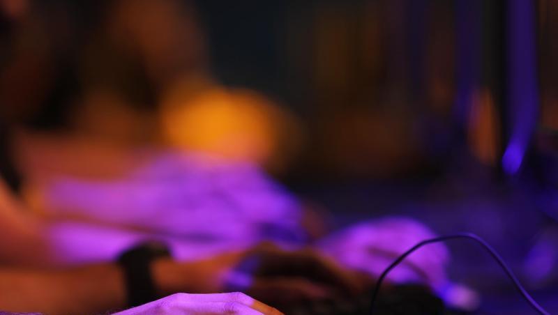 Messebesucher testen auf der Gamescom Computerspiele.