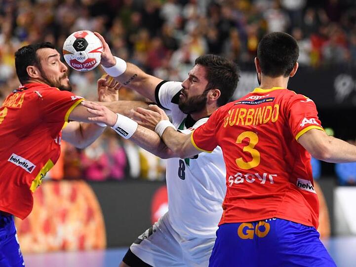 Tim Suton (M) wird von den Spaniern Eduardo Gurbindo (r) und Gedeon Guardiola gebremst.