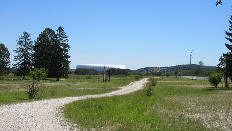 Wer sich beim Wandern umdreht, kann noch einen Blick auf die Allianz Arena und das Windrad der Stadtwerke erhaschen. Wer sich beim Wandern umdreht, kann noch einen Blick auf die Allianz Arena und das Windrad der Stadtwerke erhaschen.