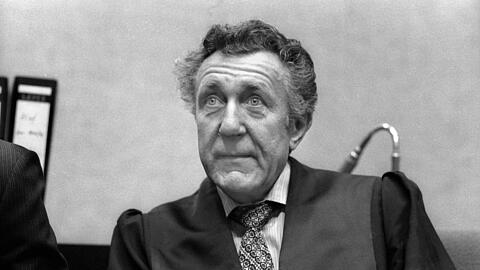 Der spätere Star-Anwalt Rolf Bossi - er starb 2015 - arbeitete damals als Hilfsverteidiger. Er machte unter anderem mit den Prozessen um die Entführung von Richard Oetker (1976) und die Verteidigung von Ingrid van Bergen (1977) Schlagzeilen.