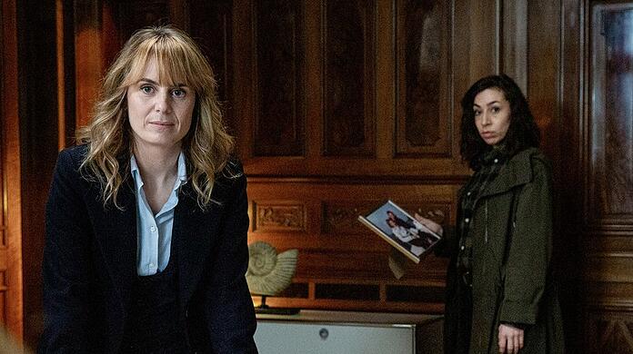 Die Kommissarinnen Isabelle Grandjean (Anna Pieri Zürcher, li.) und Tessa Ott (Carol Schuler) müssen im "Tatort: Risiken mit Nebenwirkungen" in einer Anwaltskanzlei aufschlagen.